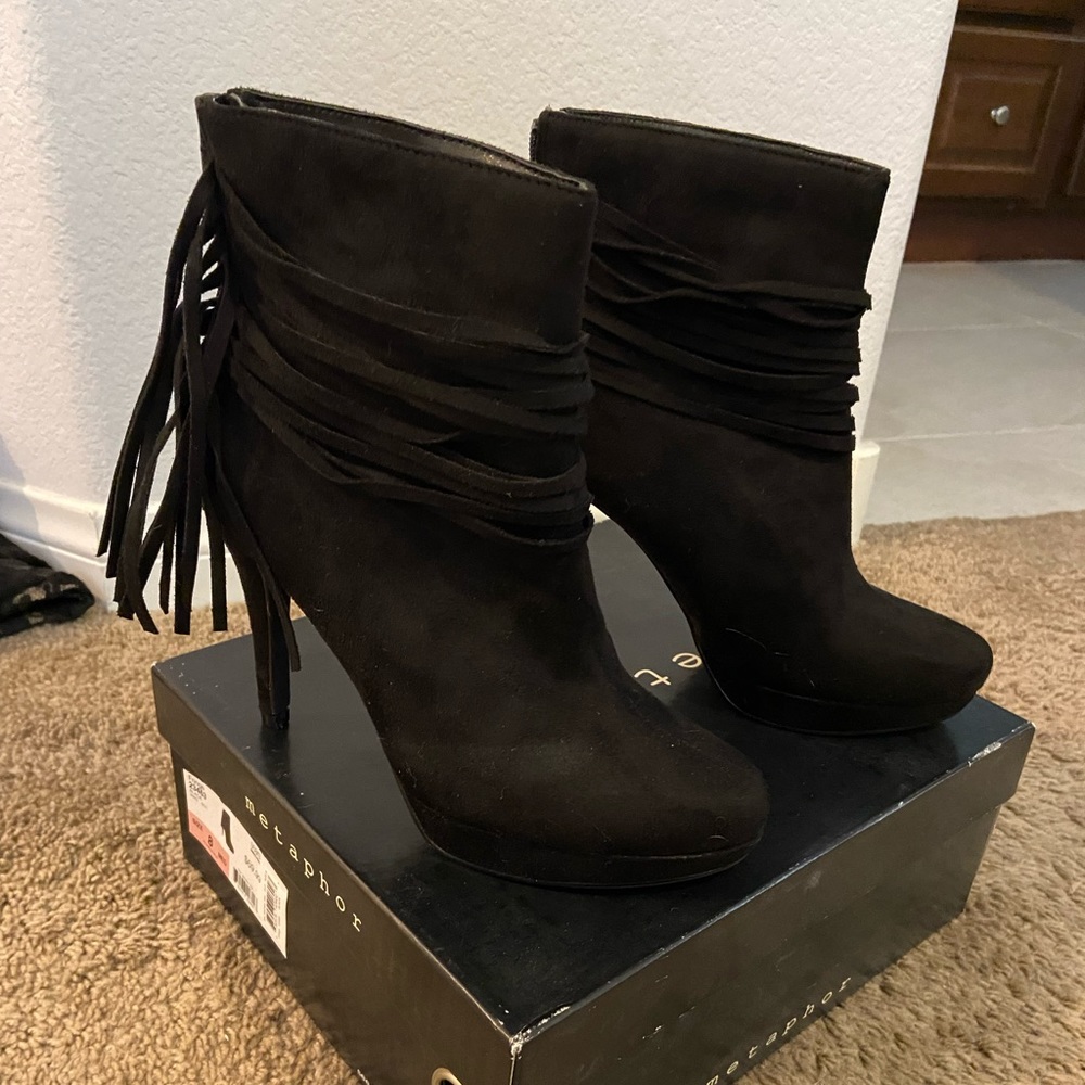 METAPHOR size 8 black booties tassel back